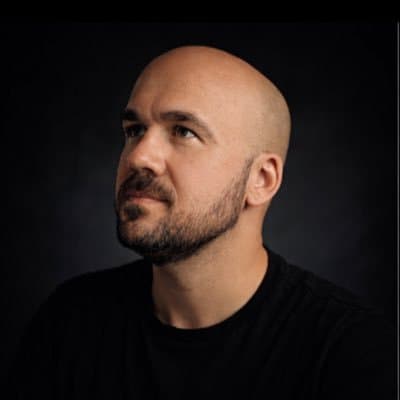 Kris Chase headshot